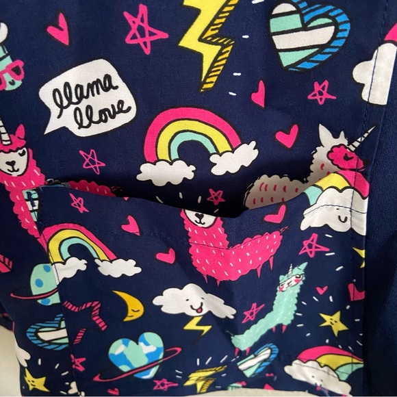 Green Town S scrub top with colorful llama and rainbow print w/ 2 front pockets - Picture 8 of 11